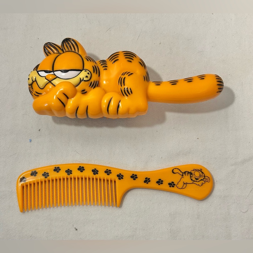 vintage 1978 Garfield hair brush and comb set manufactured by Avon